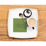 Olivgrüne Mank Cocktailserviette „Schön, dass Du da bist!" auf einem Kaffeegedeck