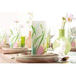 Mank Tissue-Serviette Ostern dekorativ gefaltet auf einem österlich gedeckten Frühlingstisch mit Hasen und Blumen