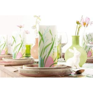Mank Tissue-Serviette Ostern dekorativ gefaltet auf einem österlich gedeckten Frühlingstisch mit Hasen und Blumen