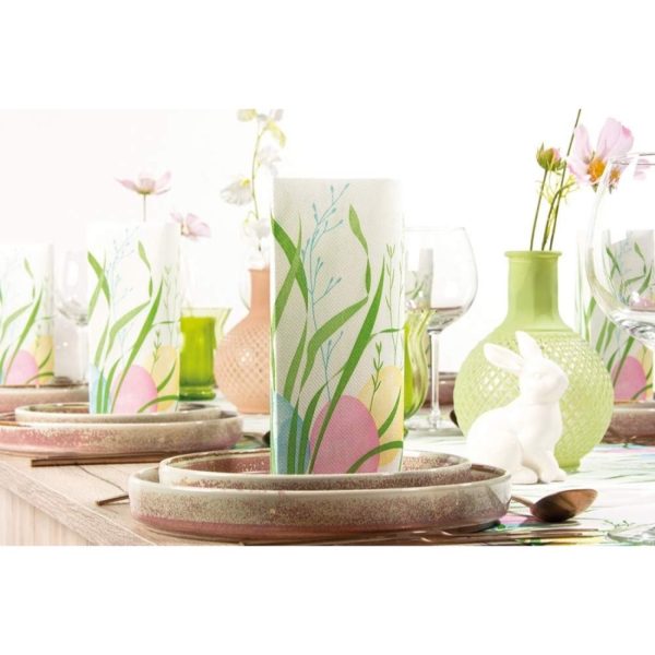 Mank Tissue-Serviette Ostern dekorativ gefaltet auf einem österlich gedeckten Frühlingstisch mit Hasen und Blumen