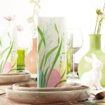 Mank Airlaid Serviette Ostern, dekorativ gefaltet auf einem österlich gedeckten Tisch mit Eiern und Frühlingsblumen